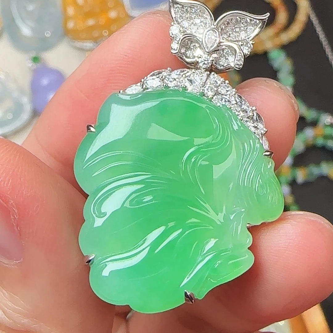 翡翠18K金镶嵌颈饰果绿蝴蝶仙子