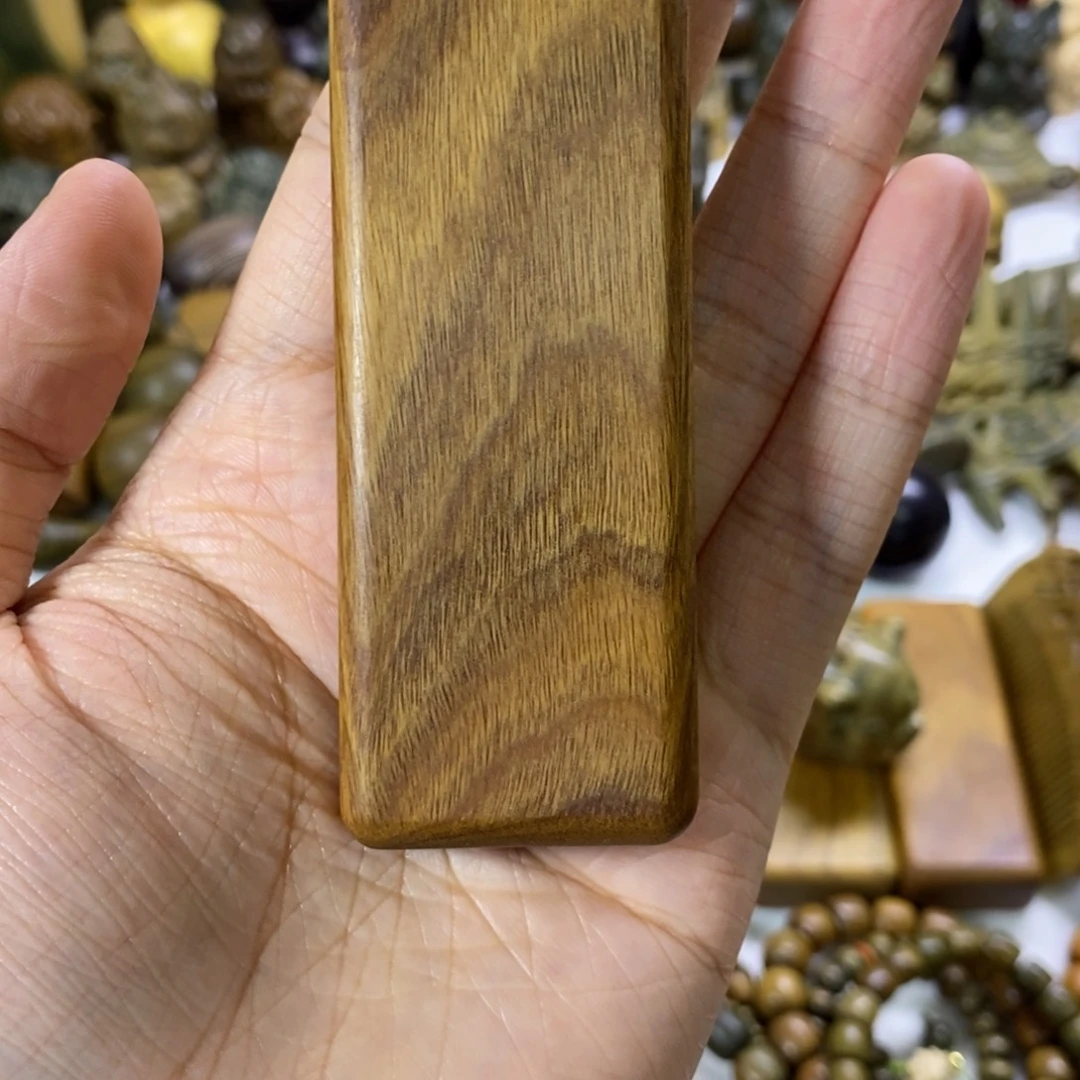 柒***柒木绿檀木料手把件