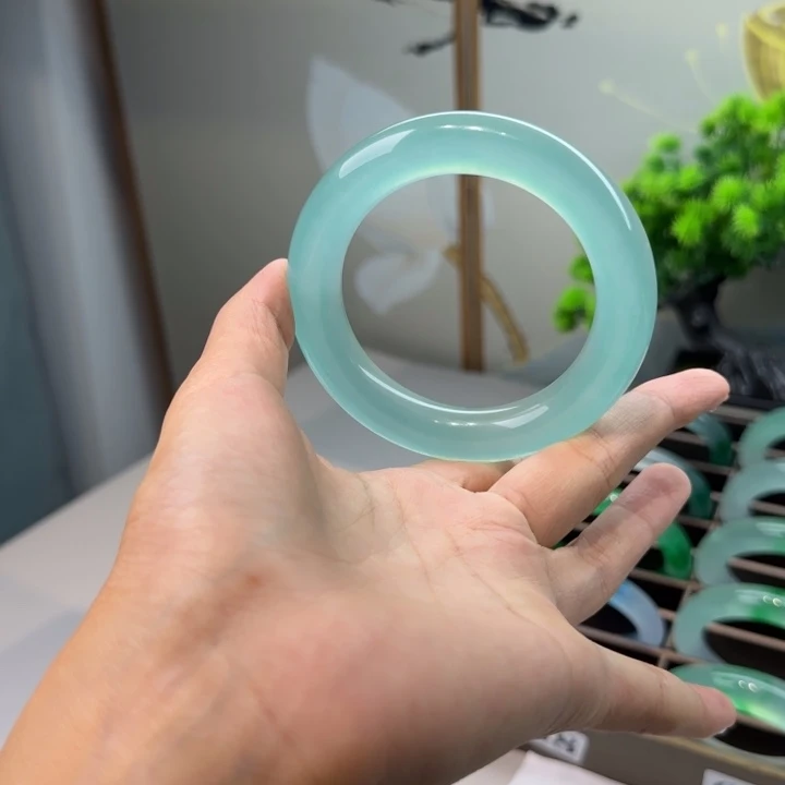 玉甜****^时尚冰飘花手镯709