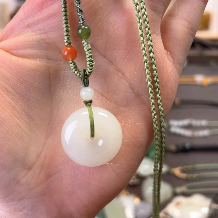 和田玉未镶嵌颈饰高冰平安扣