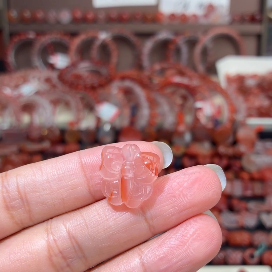 南红玛瑙未镶嵌颈饰蝴蝶