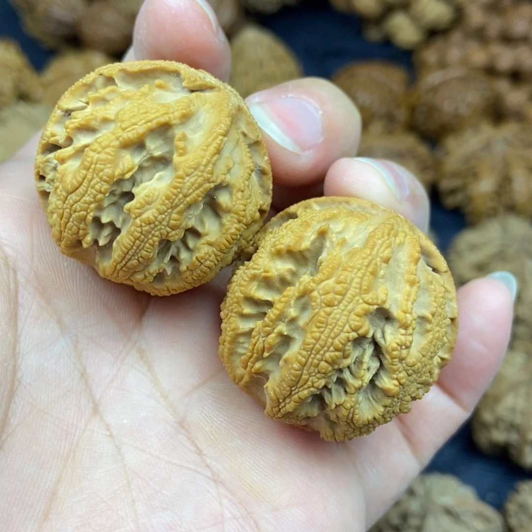 文玩核桃把件秦岭核桃绣球33