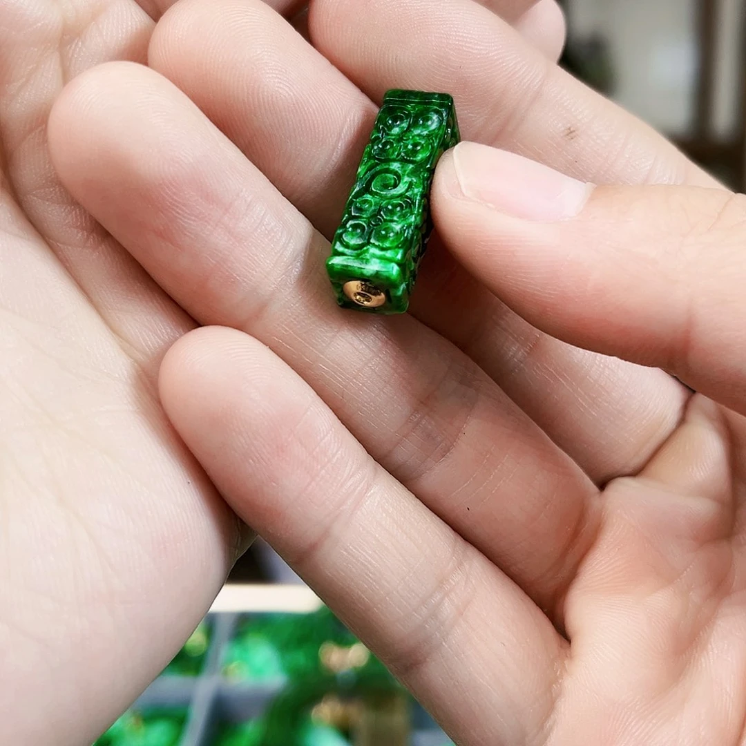 翡翠颈饰18K金镶嵌吊坠多样性