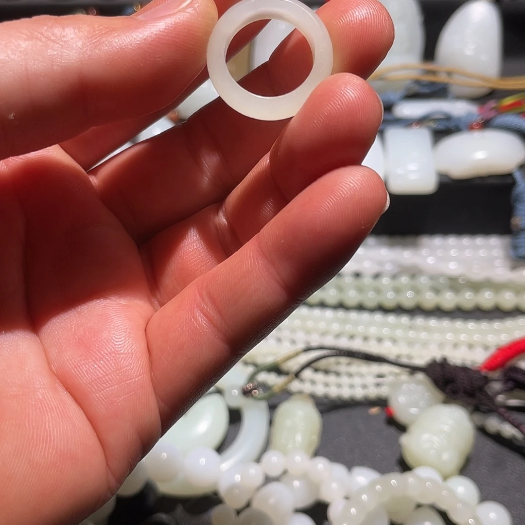 和田玉未镶嵌颈饰戒指