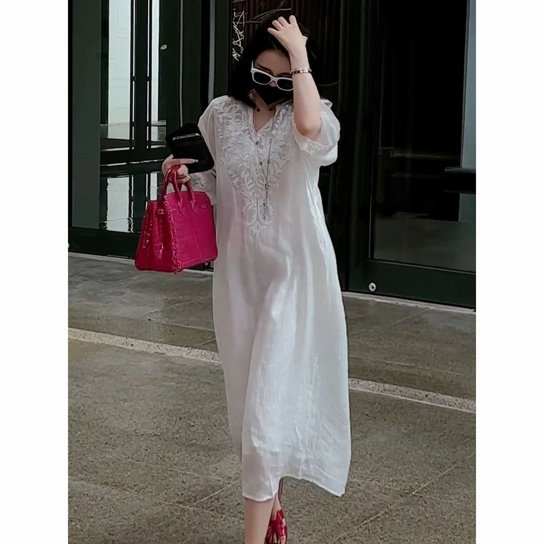 气质休闲洋气绣花连衣裙女2025夏季新款苎麻显瘦吊带白色长裙子