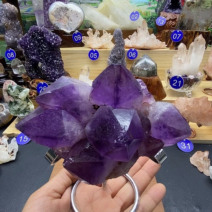 石材天然紫水晶摆件。