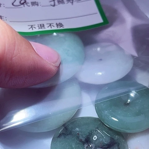 瞿***巧翡翠未镶嵌颈饰缅甸