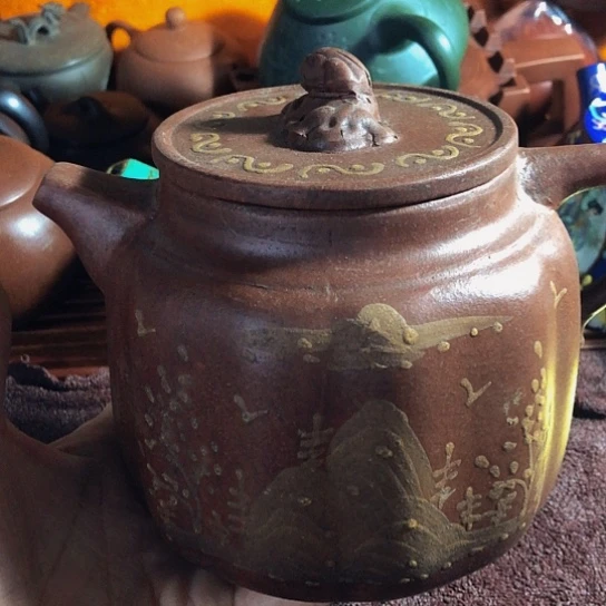 紫砂茶壶原矿泥料手工制作的紫砂壶。