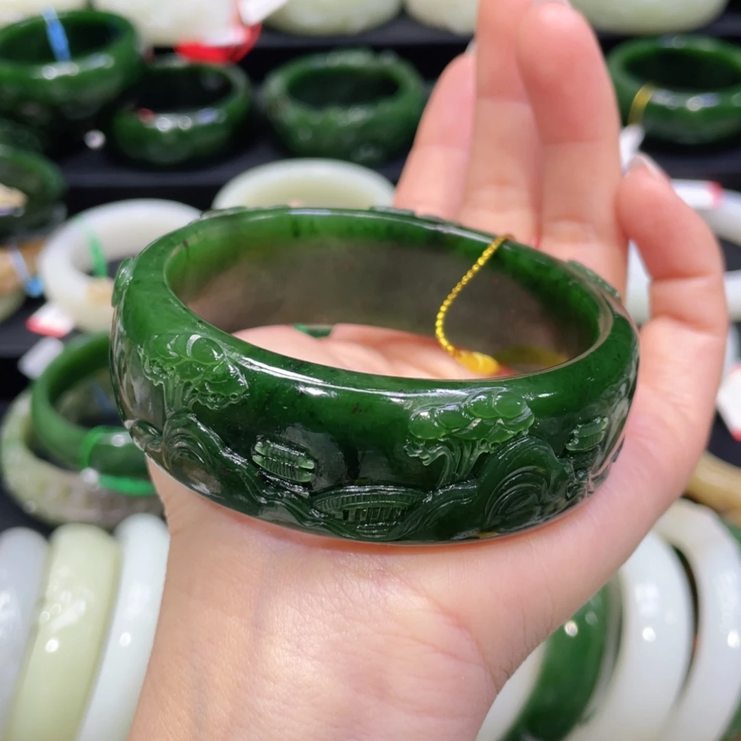 未镶嵌手镯和田玉60。  圈口62+