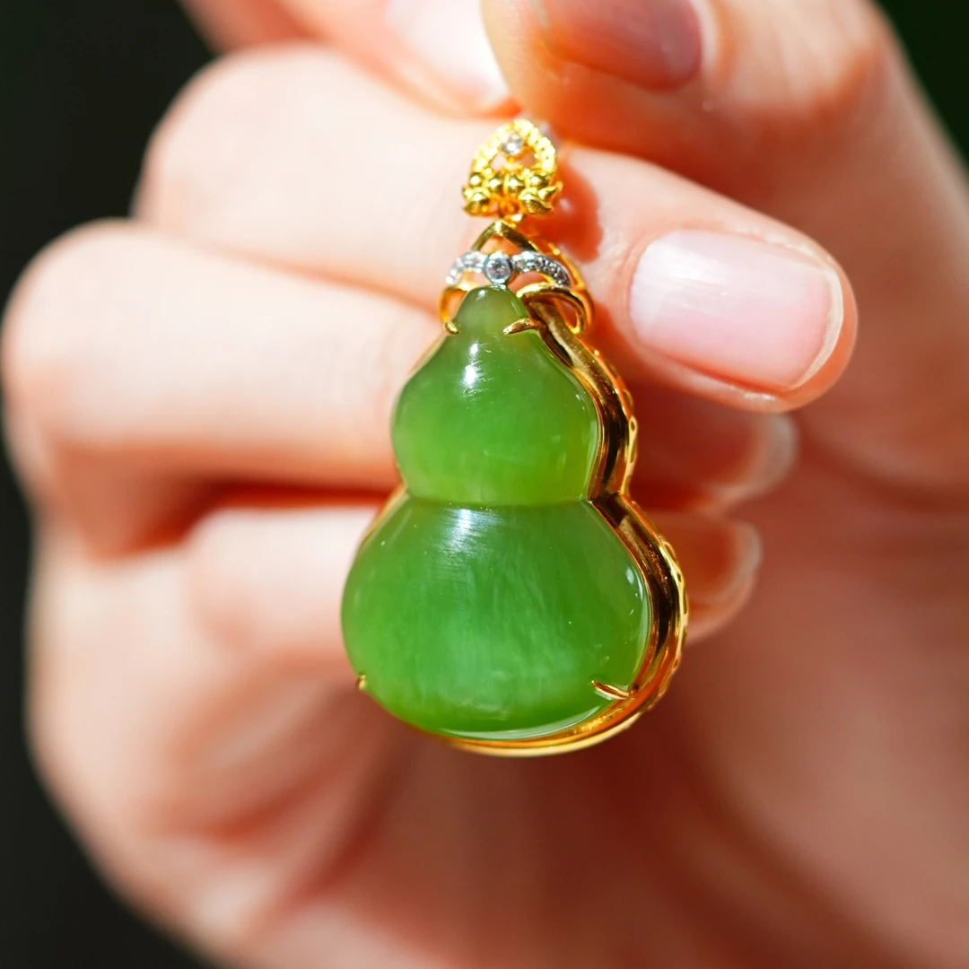 【小浩珠宝】天然18k金镶嵌和田玉碧玉冰阳绿葫芦吊坠精致时尚