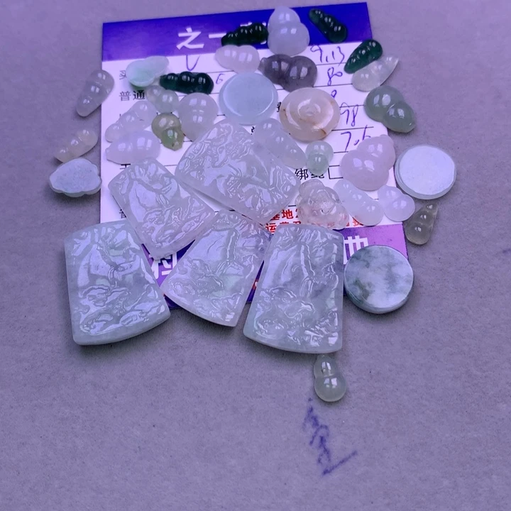 颈饰未镶嵌翡翠V****?