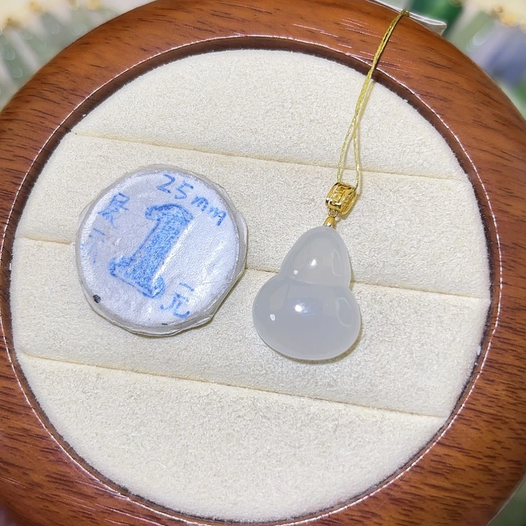 木***.翡翠18K金镶嵌颈饰葫芦