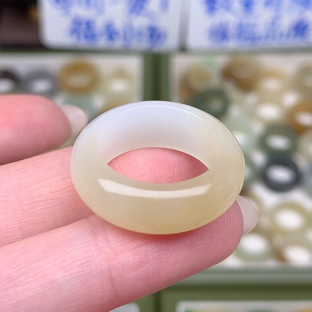 未镶嵌戒指和田玉