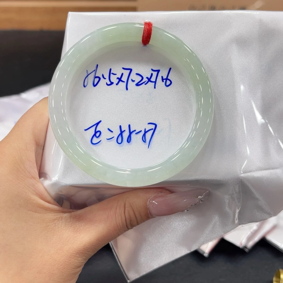 翡翠手镯未镶嵌点****。翡翠