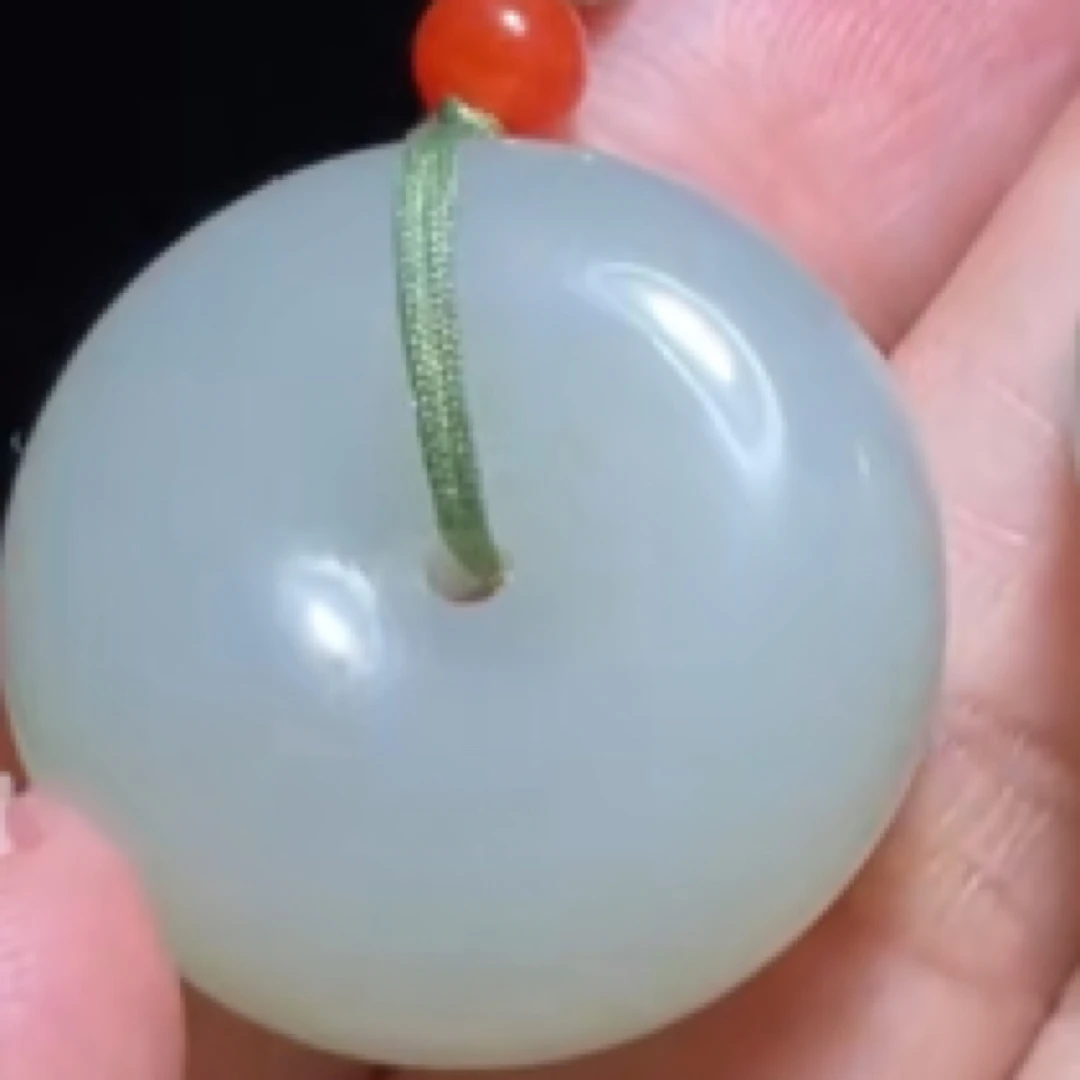 和田玉厚实饱满一个清新淡雅大平安扣