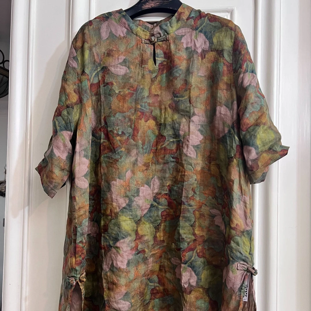 2318苎麻一粒盘扣数码印荷花袍(胸围128--衣长97左右)