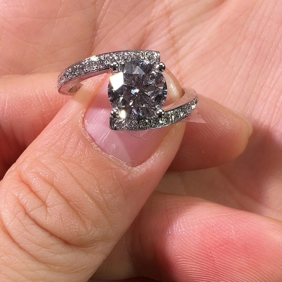 实验室培育钻石18K金镶嵌扭臂四爪13圈