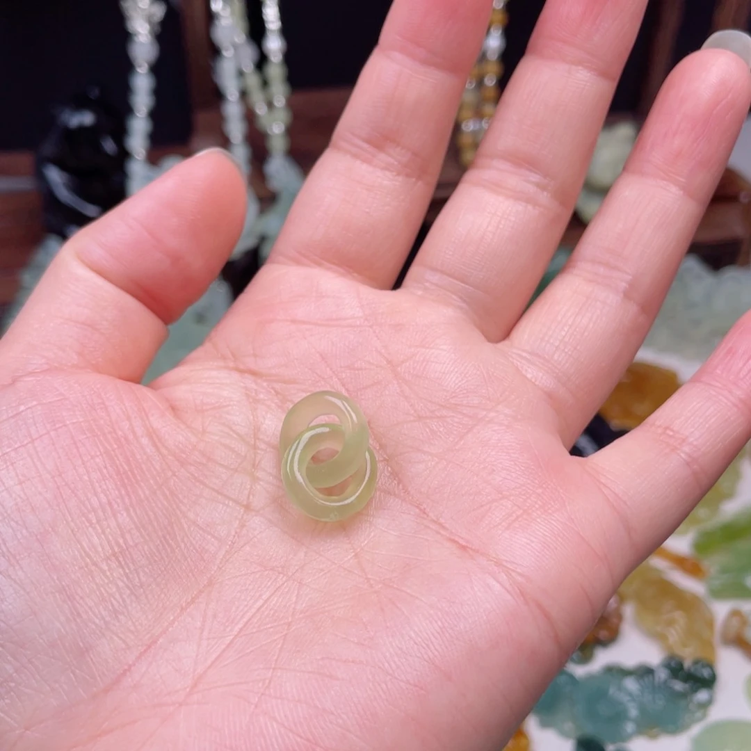 胖****蛇纹石玉未镶嵌颈饰