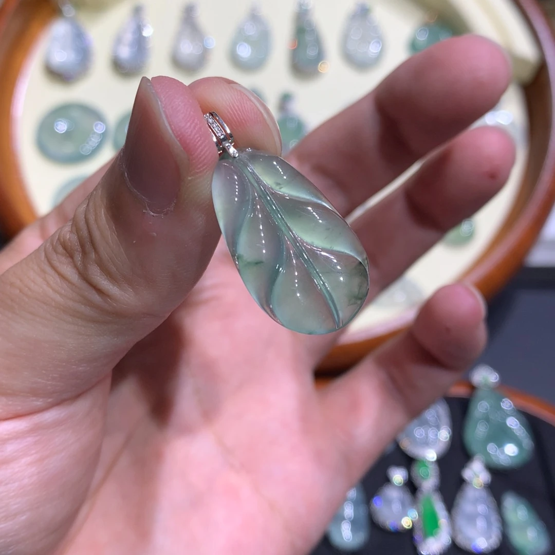 颈饰18K金镶嵌翡翠叶子