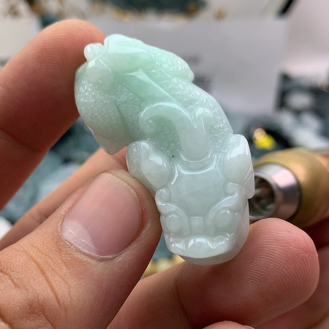 翡翠未镶嵌颈饰貔貅