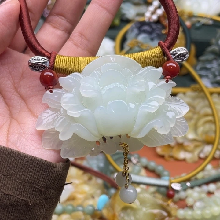 蛇纹石玉吊坠合金