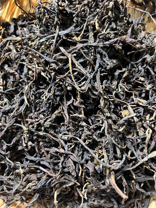 2012年挑采老料古树普洱茶200克