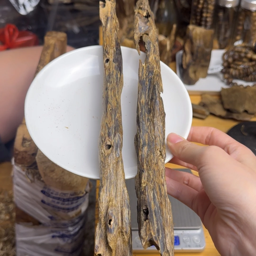 沉香沉香碎屑蓝宝石品种块料63克