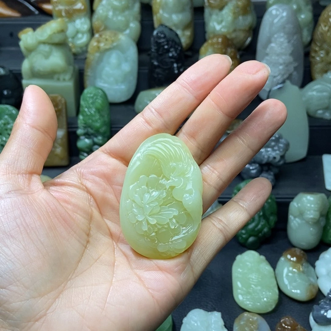 和田玉未镶嵌颈饰笑**生