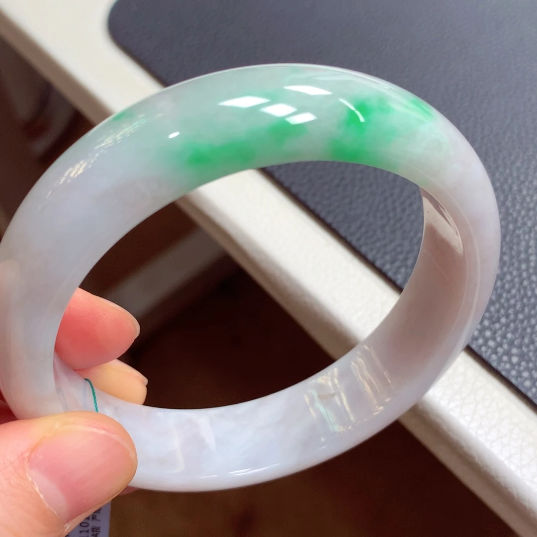 翡翠手镯未镶嵌翡翠