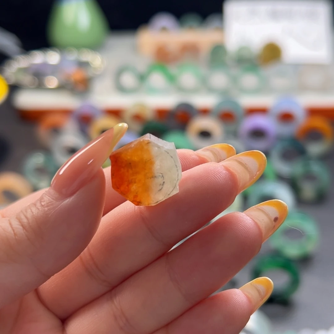 豆***包定制翡翠未镶嵌红翡无事牌