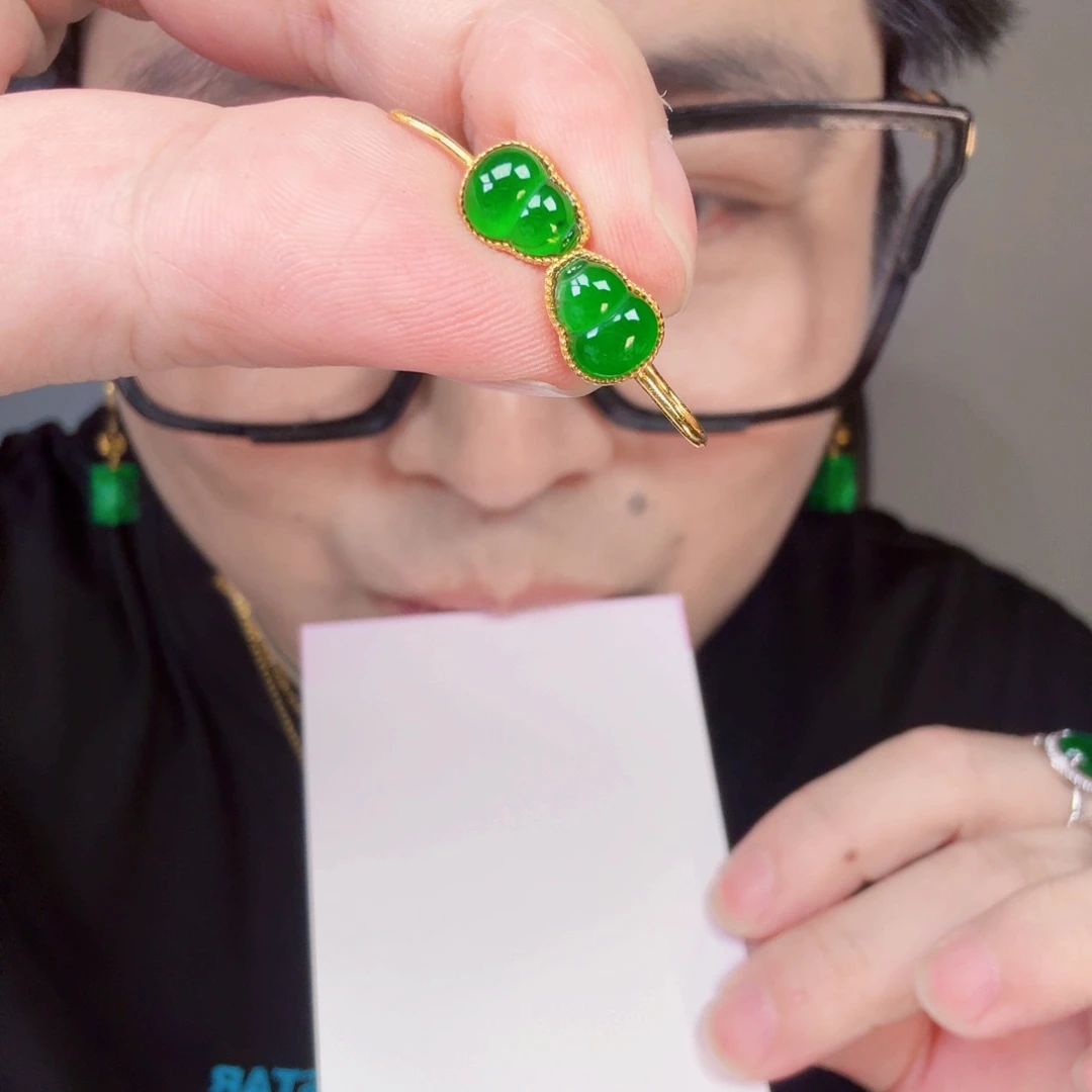 翡翠未镶嵌颈饰一对