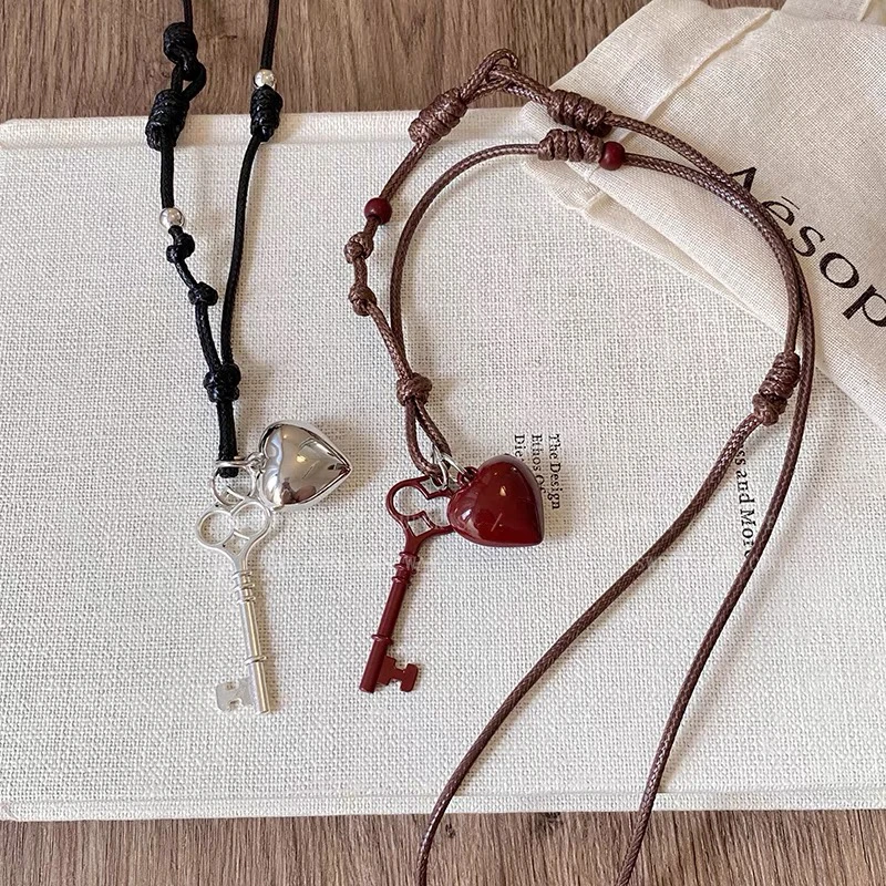 合金项链 红色爱心钥匙皮绳项链小众独特配饰个性复古长款毛衣链