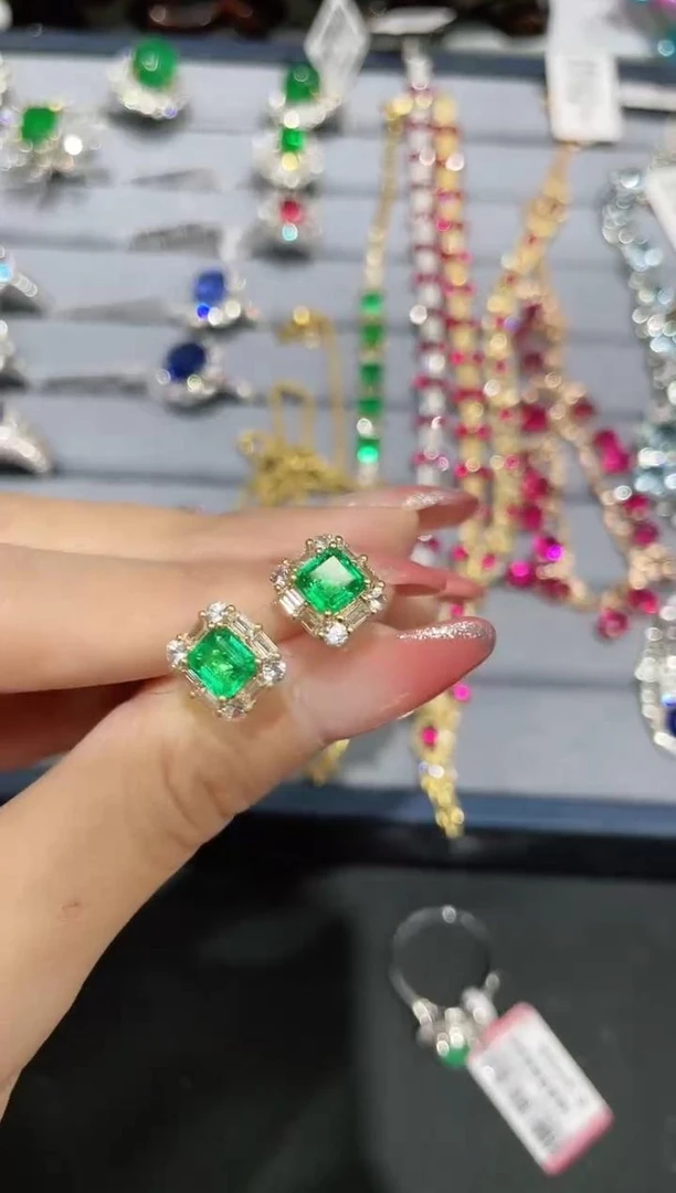 18K金镶嵌天然祖母绿耳饰方切 K黄