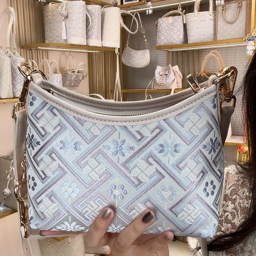 蚕丝小流浪万吉，紫色绣球