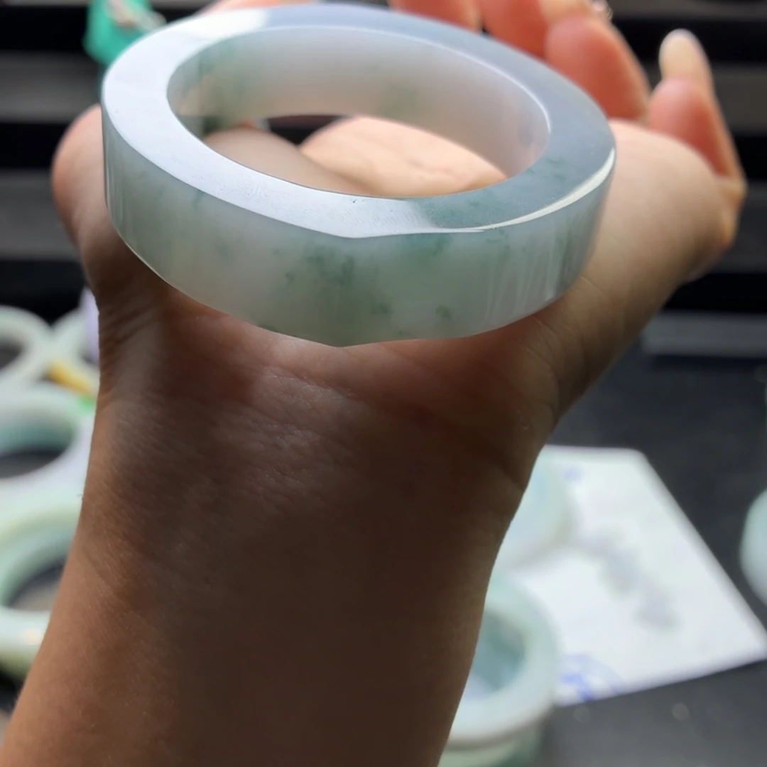 何***着定制翡翠未镶嵌翡翠手镯多样性发一