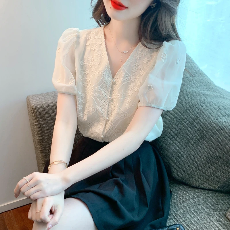 2025夏季新款韩版百搭蕾丝V领衬衫女设计感小众立体小衫法式上衣