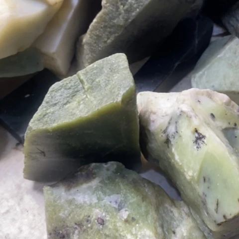 透闪石质玉未镶嵌珠宝半成品