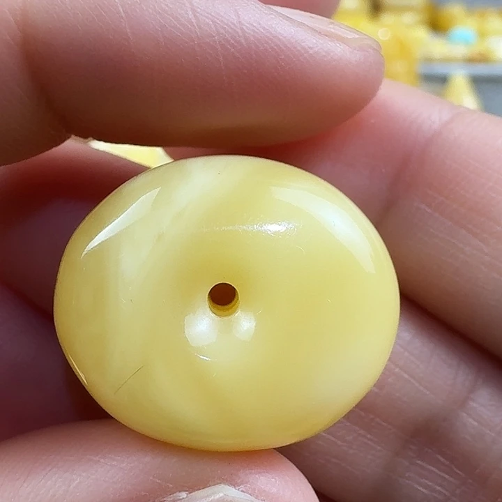 蜜蜡未镶嵌裸石70