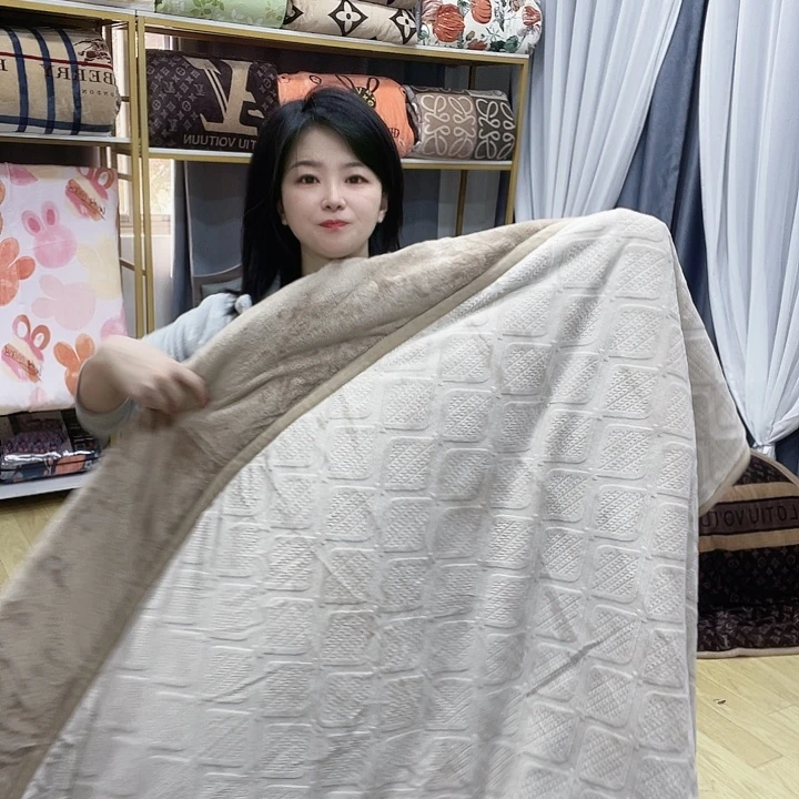 牛奶绒2×2.3卡其雕花被子