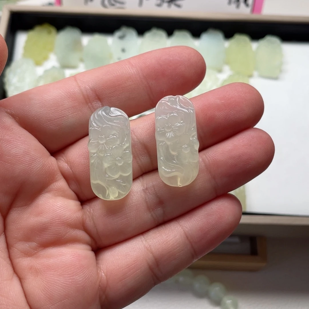 苏***作未镶嵌蛇纹石玉颈饰
