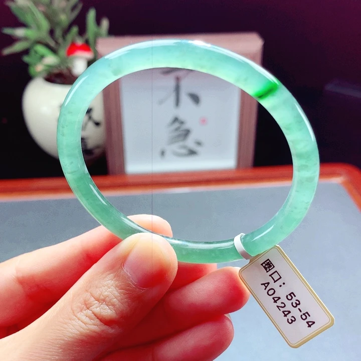 未镶嵌手镯翡翠圆镯