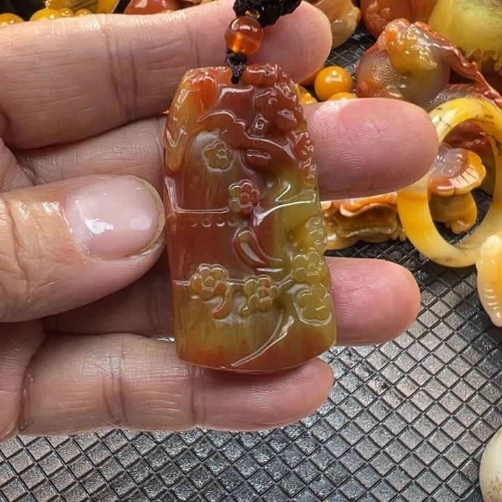石英质玉（黄龙玉）颈饰未镶嵌