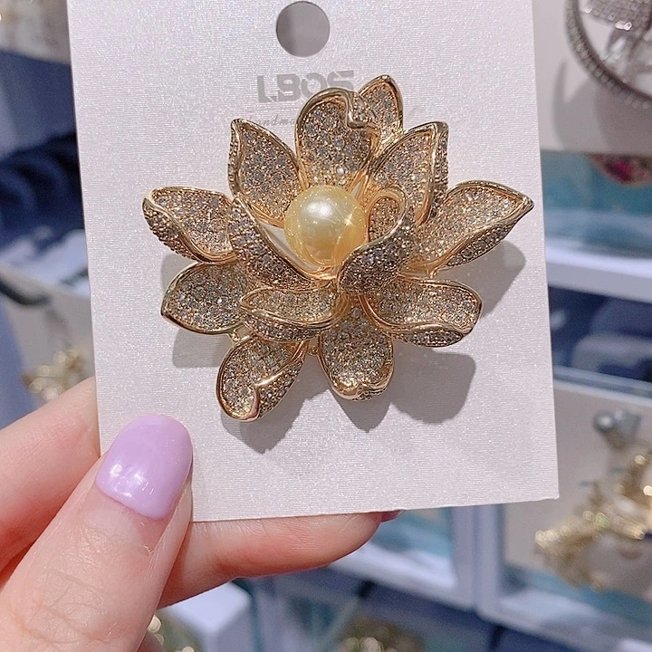 锆石铜合金莲花胸针