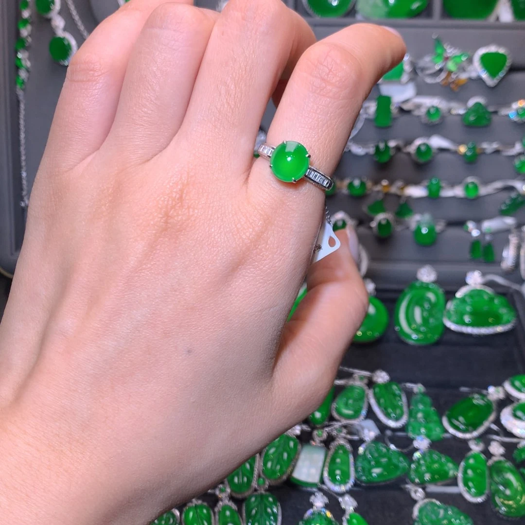 翡翠9K金镶嵌颈饰蛋面