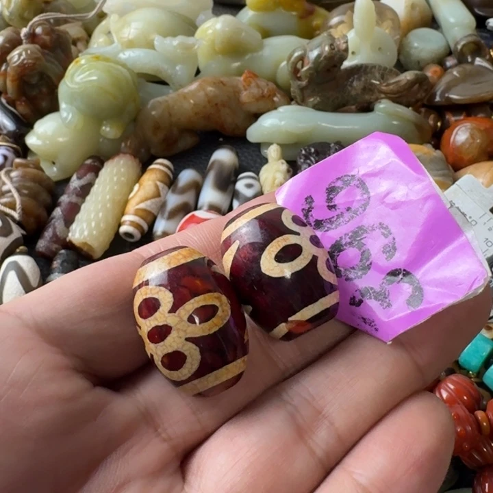 张***肖玛瑙/玉髓未镶嵌颈饰