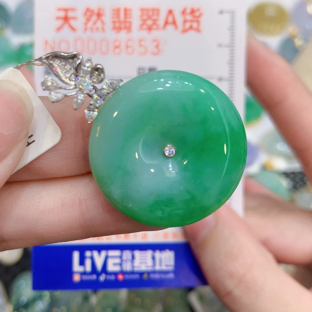 雪***糕颈饰18K金镶嵌翡翠扣