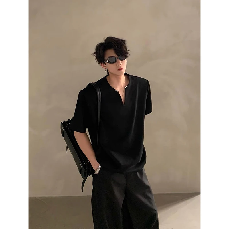 LINYILUCK/夏季高级感V领金属装饰垫肩短袖T恤男痞帅宽松半袖上衣