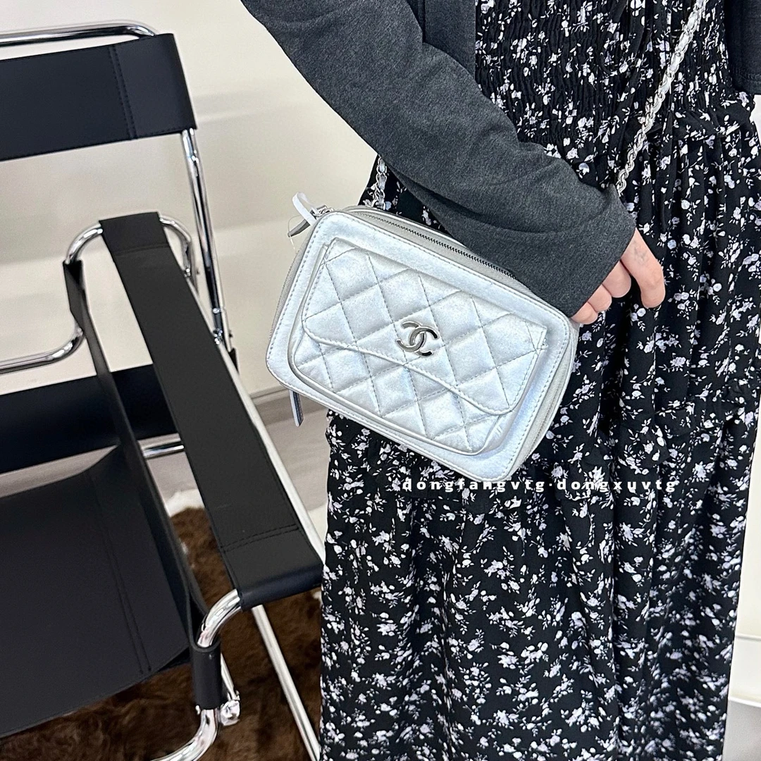 95新 Chanel/香奈儿 chanel 银色相机斜挎包K