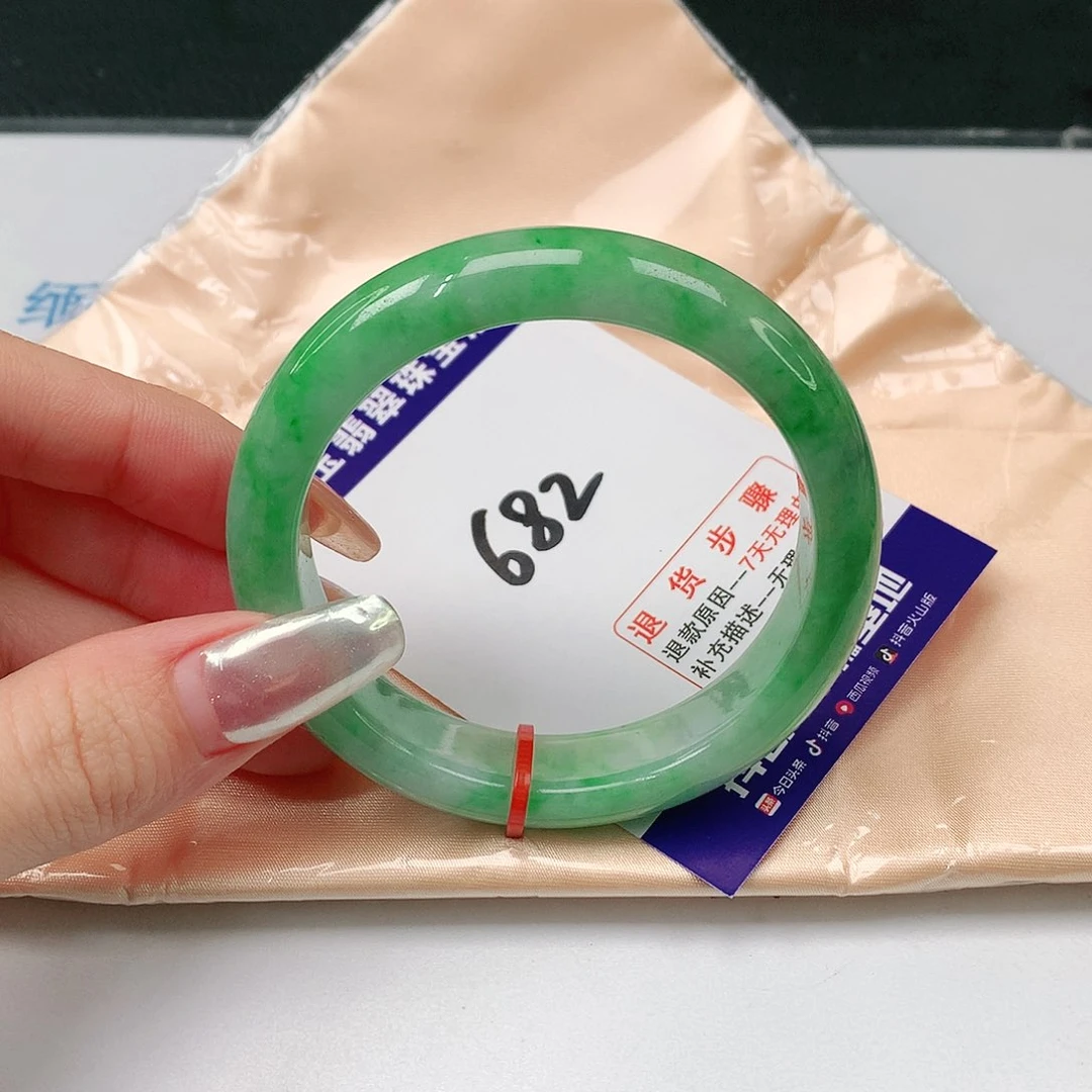 翡翠手镯未镶嵌翡翠手镯