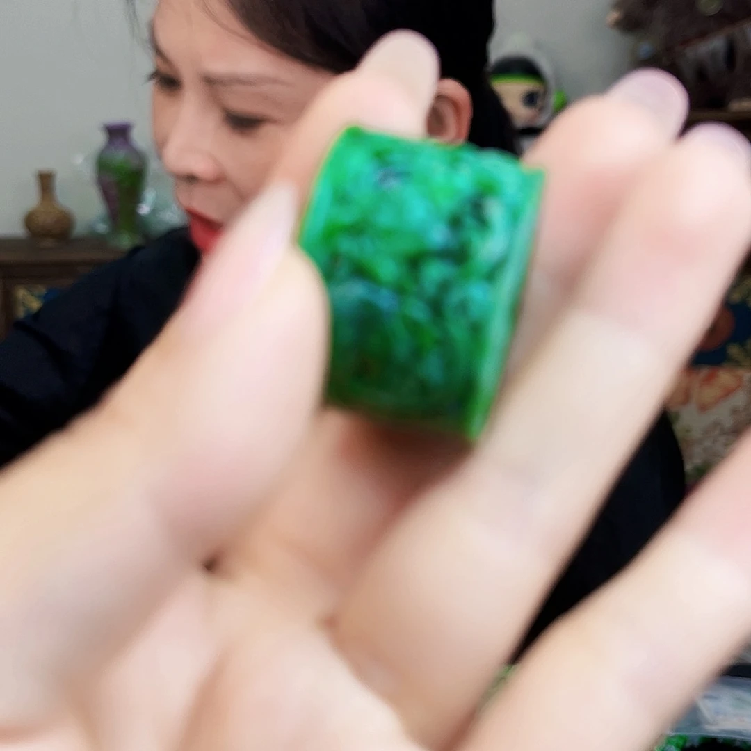 翡翠未镶嵌颈饰多样性